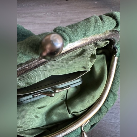 Beautiful Vintage 1960s Green Kisslock Handbag - Picture 10 of 13